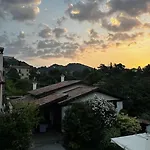 Huge Garden & Walk To Town Apartament